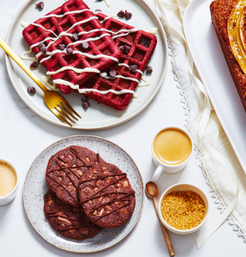 Gaufres au mélange de gâteau, biscuits au mélange de brownie et pain de banane aux pépites de chocolat sur un comptoir en marbre.