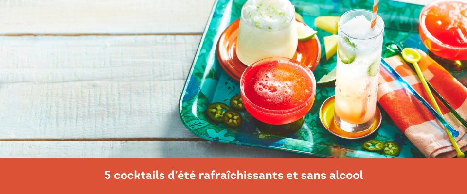 surface de table de pique-nique en bois blanc avec plateau aquatique contenant quatre cocktails sans alcool colorés