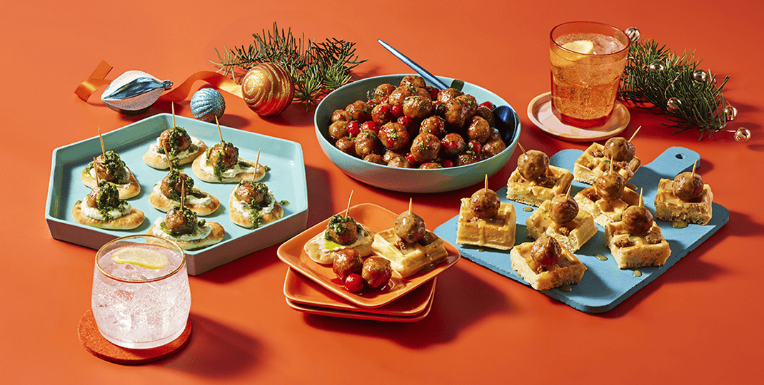 Compliments boulettes de poulet sur un mini-pita, gaufré et avec un glaçage aux canneberges sur un fond orange.